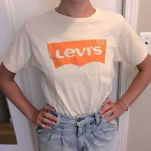 Cute Levi’s graphic tee